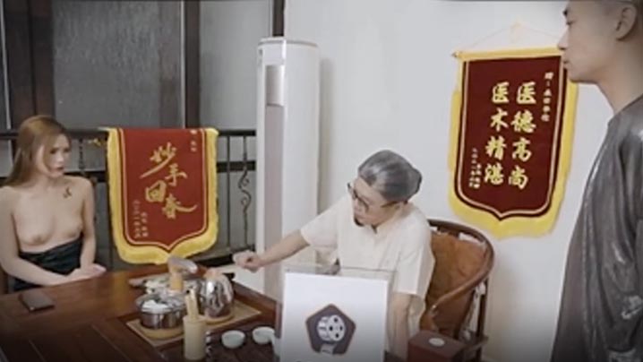 Trong một cốt truyện tuyệt vời, một người vợ hiếm muộn cầu xin một đứa con và bày tỏ lời chia buồn với một bác sĩ già người Trung Quốc